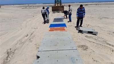 تركيب مشايات لكبار السن وذوي الاحتياجات الخاصة والتوصيل مجانًا للشواطئ بمصيف بلطيم