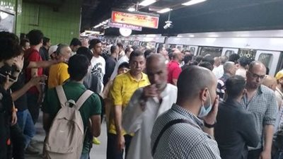 عطل فني بقطار مترو يتسبب في حالة زحام بالخط الثاني.. والشركة المشغلة تتدخل