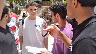  توافد طلاب الثانوية العامة على اللجان لأداء امتحان اللغة العربية 