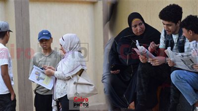 كبرت يا أمي وانتي مش مفرقاني.. أمهات طلاب الثانوية العامة يساندن أبنائهن في مراجعة العربي قبل دخول اللجنة