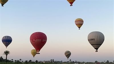 15 رحلة بالون طائر على متنها 360 سائحا بسماء الأقصر صباح اليوم