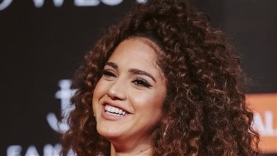 رنا رئيس: مش بحب حد يتطاول عليا لفظيا.. ولما بتضايق بقرأ كومنتات حب الناس | فيديو