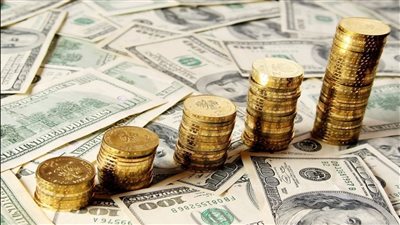 استقرار أسعار الدولار اليوم بالبنوك.. والذهب عيار 21 يسجل 2275 جنيهًا | بث مباشر