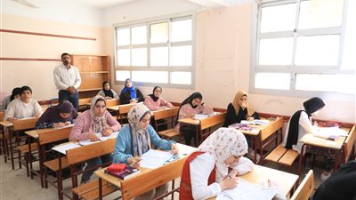 طلاب الثانوية العامة يؤدون امتحاني الكيمياء والجغرافيا الأحد المقبل