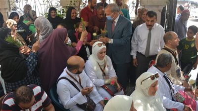 محافظ القليوبية يودع الفوج الثاني من حجاج الجمعيات قبل سفرهم لبيت الله الحرام 