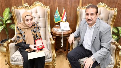 استجابة لـ القاهرة 24.. محافظ المنوفية يستقبل الطالبة حنين ويهديها مكافأة وهدية تذكارية