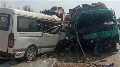 مصرع 3 أشخاص في تصادم سيارة نصف نقل محملة بالبيض مع ميكروباص بالإسماعيلية