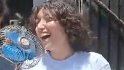 طالبة بالثانوية العامة تثير الجدل بعد دخولها لجنة امتحان اللغة العربية بمروحة بالقاهرة | بث مباشر