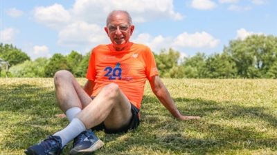 رغم منعه من الجري بالثلاثينات.. مسن بريطاني يشارك في 100 ماراثون بعمر 65