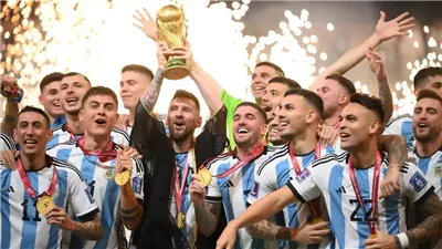 ميسي يحتفل بمرور 6 أشهر على التتويج بأول كأس عالم في تاريخه