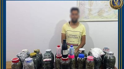 ضبط تاجر يقوم بتصنيع المواد المخدرة بمنزله بالشيخ زويد 