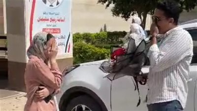 مثل الأجانب│ شاب يقدم لزميلته بوكيه ورد داخل جامعة السادات.. وعميد الكلية: الجامعة مش كوفي شوب
