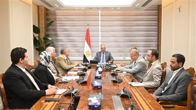 الري: بحث إجراءات تطوير عمليات قياس مناسيب وتصرفات المياه بالترع 