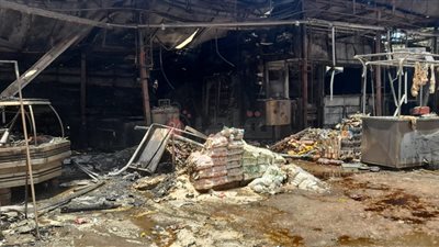 بسبب أنبوبة غاز.. إصابة اثنين في حريق سوق المندرة بالإسكندرية والأكشاك تتحول لرماد