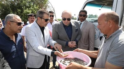 محافظ بني سويف يشهد عملية إلقاء الدفعة الأولى من مشروع إنزال 500 ألف زريعة سمك بلطي 