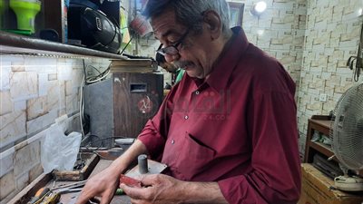 بعرف الحرامي من المفتاح.. حكاية أقدم صانع مفاتيح بالمنيا: 51 سنة بالمهنة وورثتها عن أبويا|صور وفيديو