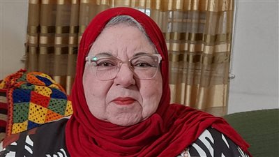 مسنة تتفرغ لـ تيك توك لتعليم اللغة الفرنسية: بناتي بيعملولي الميكب.. وأحفادي بيصوروني 