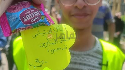 شوكولاتة ورسائل تحفيز.. شباب يوزعون الحلوى على طلاب الثانوية العامة بالمنوفية| صور 