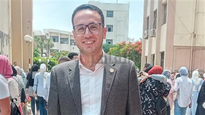 طلاب إعلام الزقازيق ينظمون ممرًا شرفيًا لأستاذهم.. وعضو هيئة التدريس: ربنا يجبر بخاطرهم فرحوني