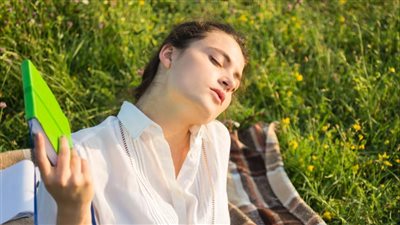 لماذا يسيطر علينا الكسل في الطقس الحار؟