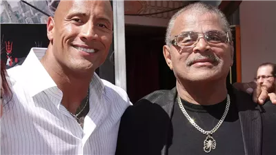 تزامنا مع حلول عيد الأب.. دوين جونسون يندم على عدم التصالح مع والده قبل وفاته