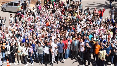 طلاب ينظمون ممرا شرفيا لعميد تجارة الإسكندرية لخروجه على المعاش 