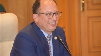 رئيس جامعة حلوان يجتمع مع عمداء الكليات لبحث آليات تنفيذ منظومة الكتاب الإلكتروني