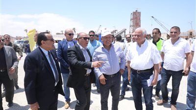 وزير النقل يتفقد مواقع العمل بمشروعي تطوير ميناء العريش وإنشاء خط سكة حديد الفردان ـ طابا