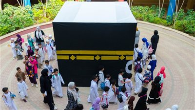 لبيك اللهم لبيك.. أطفال يطوفون حول مجسم للكعبة داخل مدرسة ببني سويف | صور