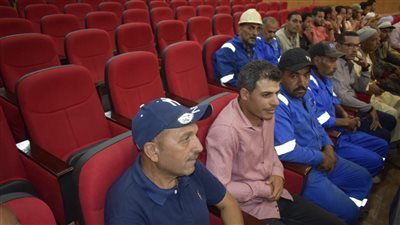 1000 جنيه مكافأة لعمال أصلحوا خط طرد محطة رفع صرف ببورسعيد خلال 72 ساعة | صور 