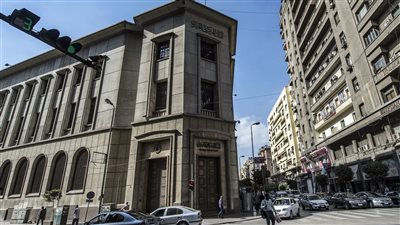 الدولار يتراجع عالميا لأقل مستوى في شهر