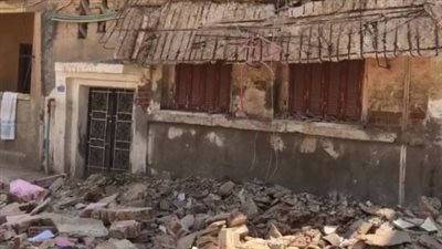 أثناء لهوه أسفلها.. تفاصيل مصرع طفل سقطت عليه بلكونة منزل قديم بالقليوبية | بث مباشر 