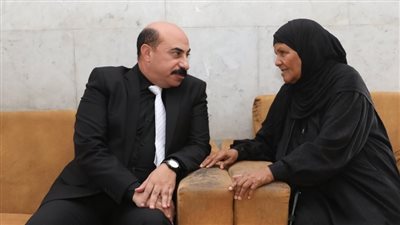 تعرض مسكنها لتصدعات.. محافظ أسوان يستمع لمطالب مواطنة ويوجه المسئولين لتلبيتها 