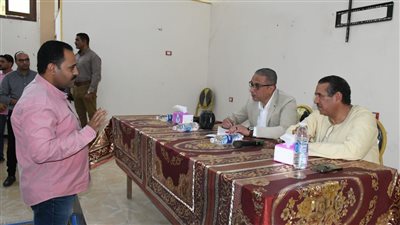 محافظ الفيوم يوجه بتقديم الحلول الإيجابية لشكاوى المواطنين وتلبية مطالبهم