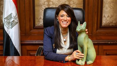 رمز الحظ السعيد.. وزيرة التعاون الدولي تحتفل بعيد ميلادها بصورة مع القط المصري