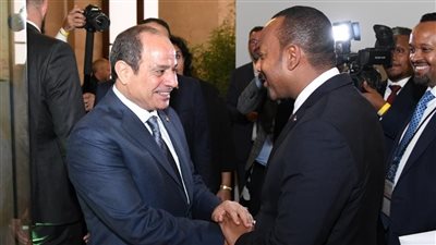 السيسي يصافح رئيس وزراء إثيوبيا على هامش قمة ميثاق التمويل العالمي الجديد بفرنسا | صور