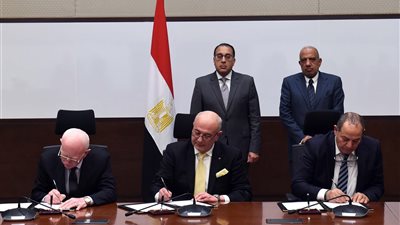 رئيس الوزراء يشهد توقيع عقدي إيجار ووكالة لإعادة تأهيل وتشغيل مصنع غير مستغل لمرشحات الكلى 