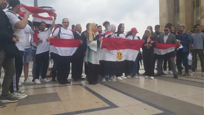 الجالية المصرية في باريس تستقبل الرئيس السيسي بالأعلام والهتافات 