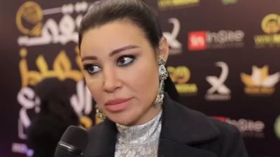 أروى جودة تنفعل على الصحفيين وترفض تصوير جنازة والدها