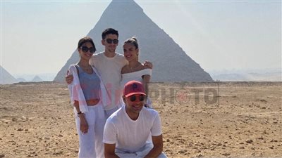 الصور الأولى لـ جوارديولا وعائلته من أمام الأهرامات وأبو الهول