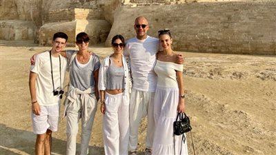 جوارديولا وأسرته في زيارة لأهرامات الجيزة.. وهيئة تنشيط السياحة تنظم له مأدبة غداء