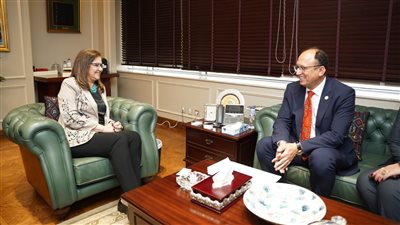 رئيس جامعة حلوان يبحث مع وزيرة التخطيط آليات دعم المشروعات الكبرى بالجامعة