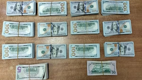 دولارات مهربة بالمطار