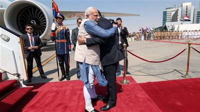 رئيس الوزراء الهندي يشكر مصطفى مدبولي على استقباله بالمطار