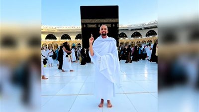 وصل إلى مكة بعد 6 أشهر.. باكستاني يمشي آلاف الكيلومترات لأداء فريضة الحج 