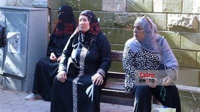 بالسبحة.. أولياء الأمور ينتظرون طلاب الثانوية العامة أمام اللجان | صور