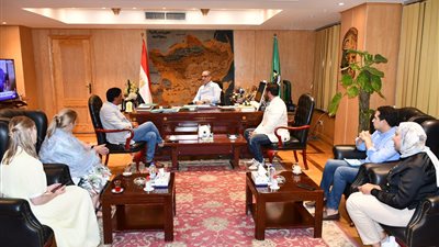 محافظ الفيوم يناقش مع وفد Four paws تنفيذ مشروع الملاذ الآمن بمحمية الريان