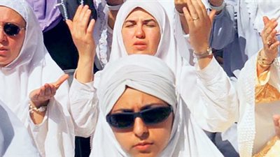 دار الإفتاء: يحرم على المرأة تغطية وجهها أو لبس القفازين أثناء الإحرام 