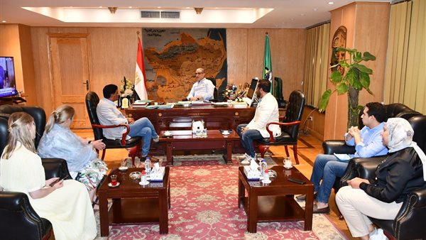 محافظ الفيوم يناقش