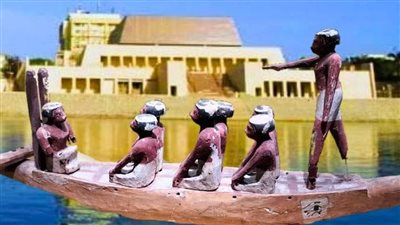  متحف آثار سوهاج يعرض نموذجًا لقارب عليه 6 أشخاص جالسين